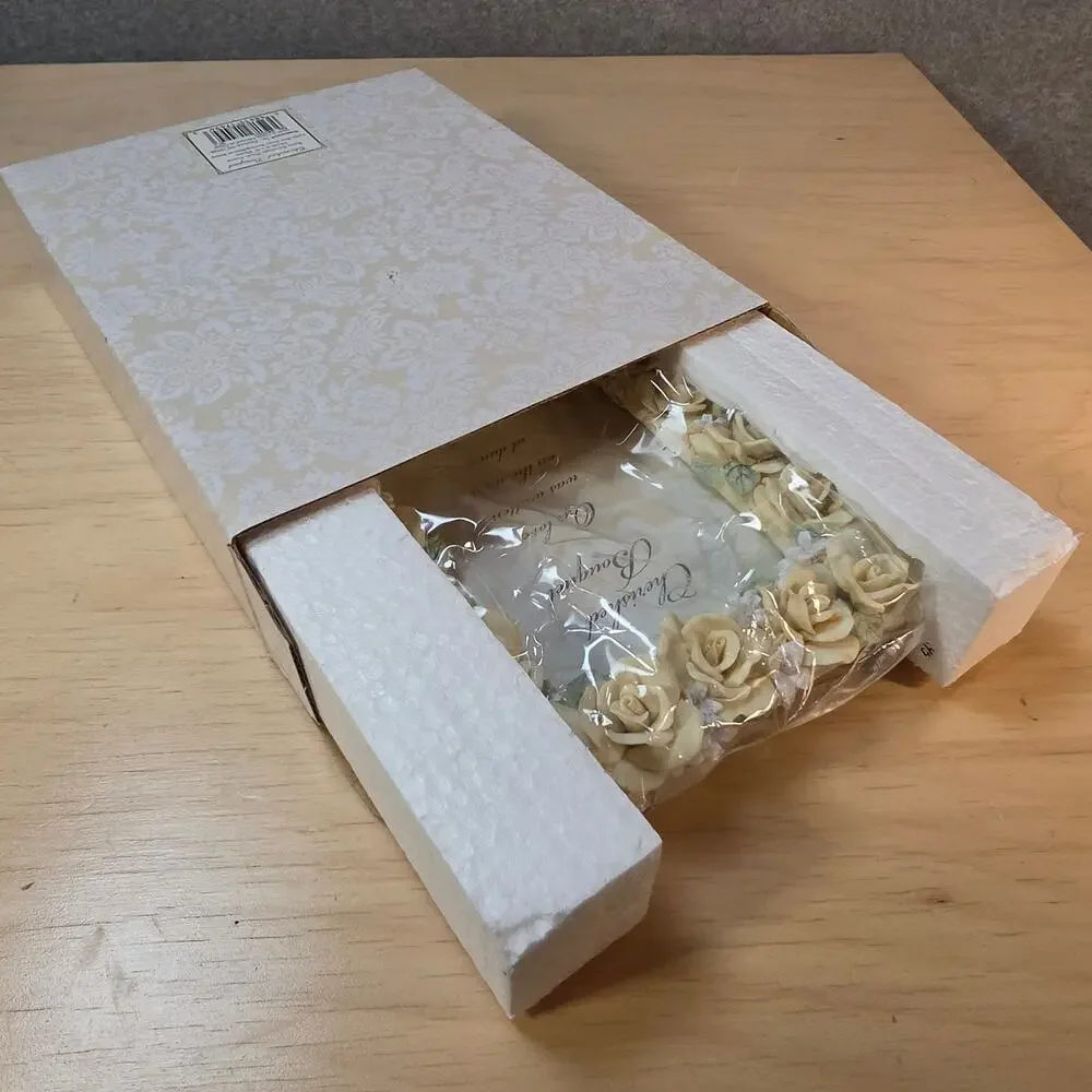 Vintage Elegance by Amscan Cherished Bouquet 4x6 Sculpted Rose Photo Frame